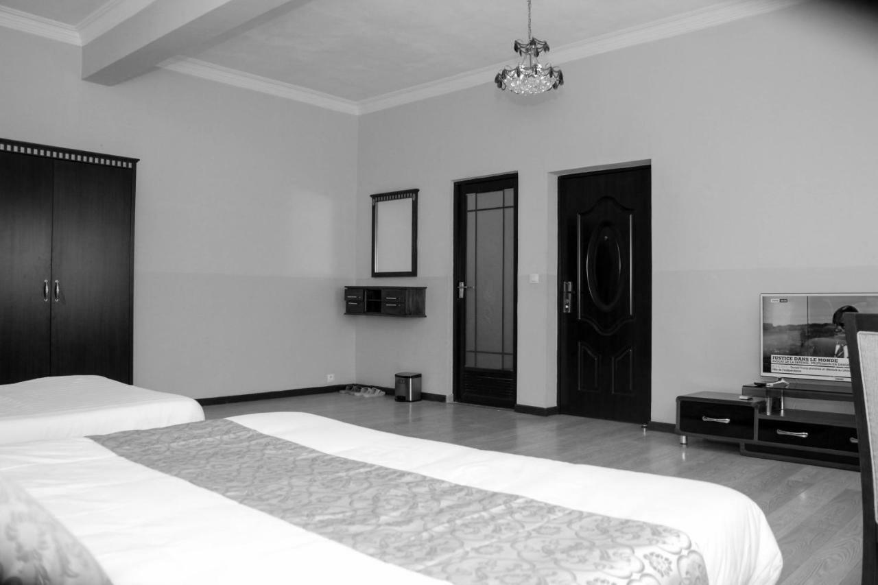 Hotel Sky Blue Mada Alasora Buitenkant foto